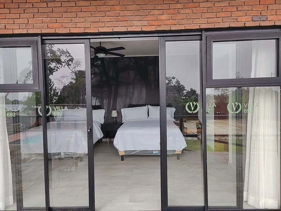 Exterior de Arcabuco 2 con ventanal de piso a techo