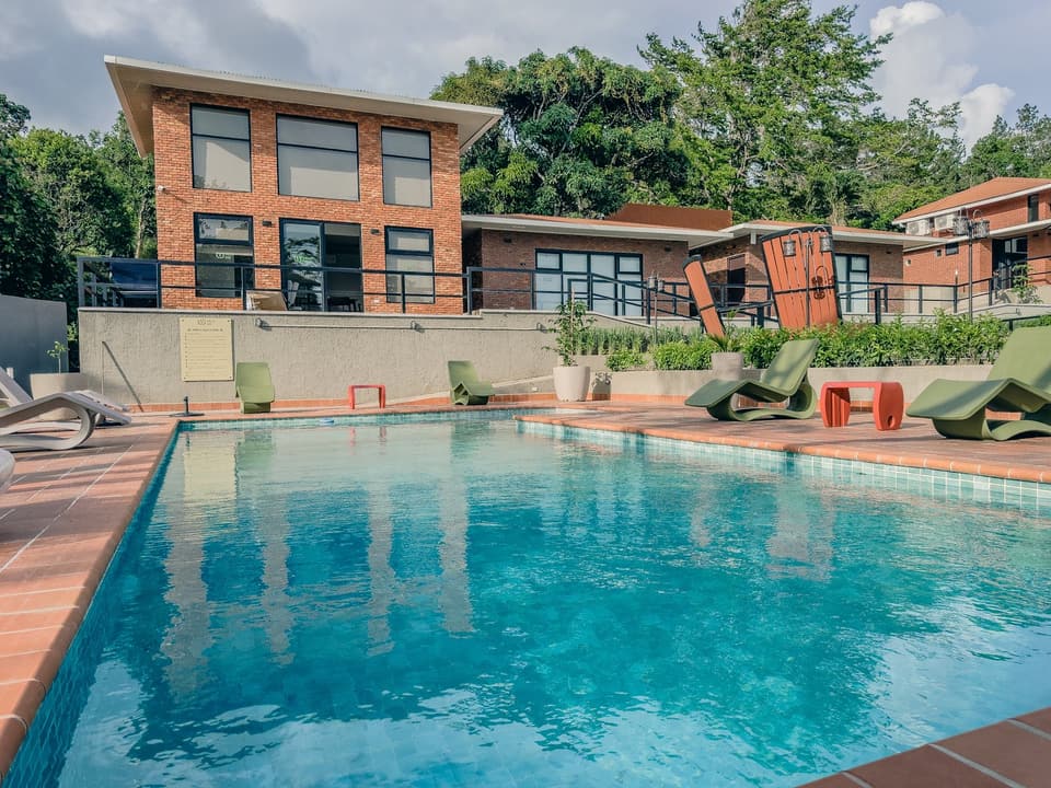 Piscina y áreas verdes de Villa 692