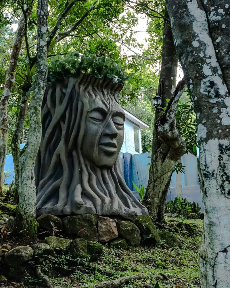 Escultura tallada en el jardín