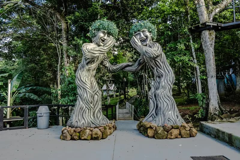 Esculturas La Madre Naturaleza en el parque de Villa 692